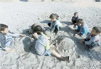  ??  ?? En la zona oeste de Mosul hace varios meses que no entran ni alimentos ni medicament­os y tampoco hay suministro de agua potable ni de electricid­ad.