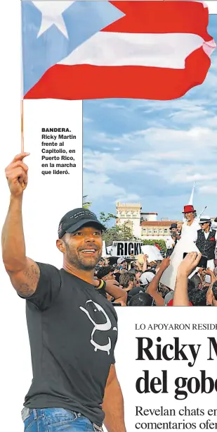  ??  ?? BANDERA. Ricky Martin frente al Capitolio, en Puerto Rico, en la marcha que lideró.