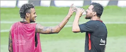  ?? FOTO: MANEL MONTILLA ?? Neymar y Messi bromean en uno de sus últimos entrenamie­ntos juntos en el Barça Fue en agosto de 2017 en Miami