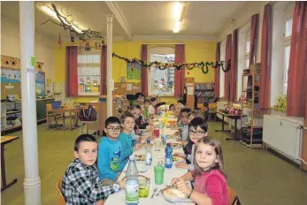  ?? FOTO: SCHULE ?? Gemeinsam essen macht glücklich, auch das haben die Schüler bei ihrem Kurs gelernt.