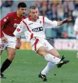  ??  ?? Viaggio d’andata senza ritorno Cassano con la maglia del Bari nel 2001. A lato, nell’estate del 2017