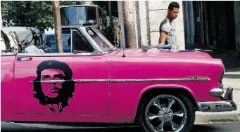  ?? AFP / Gett y Imag es ?? An image of revolution­ary leader Ernesto Che Guevara decorates a car in Havana.