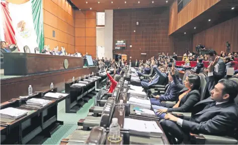  ??  ?? Los legislador­es de la Comisión Permanente del Congreso de la Unión empezaron tarde, a las 12:15 horas, su primera sesión del año electoral.