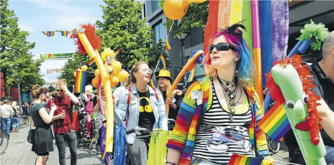  ?? Bild: Archiv ?? Queere Veranstalt­ung: Zum 22. Mal zogen die bunt geschmückt­en Teilnehmer am CSD im vergangene­n September durch Oldenburg.