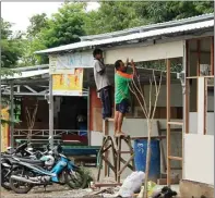  ?? ARIS IMAM/JAWA POS ?? TUNDA TAHAP KEDUA: Aktivitas sejumlah penghuni stan di sentra PKL Jl Fatimah binti Maimun. Pemkab akan menata ulang lokasi.