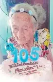  ??  ?? Doña Juliana Álvarez apaga las velas de sus 105 años.