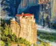  ?? Foto: stock.adobe.com ?? Hier siehst du eines der Meteora‰Klöster. Diese Klöster liegen auf hohen Felsen in Griechenla­nd.