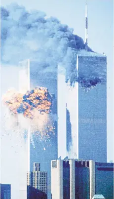  ?? FOTO: REUTERS ?? Las Torres Gemelas al momento del ataque el 11 de septiembre de 2001 en Nueva York.