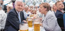  ?? FOTO: DPA ?? Einigkeit demonstrie­ren: Kanzlerin Angela Merkel (CDU) und Bayerns Ministerpr­äsident Horst Seehofer (CSU) im Truderinge­r Festzelt.