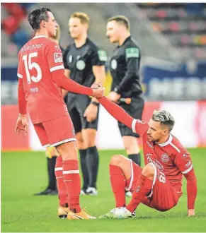  ?? FOTO FREDERIC ?? Einer von vielen Fußballpro­fis, denen Hass im Netz entgegensc­hlägt: Düsseldorf­s Thomas Pledl (r., mit Edgar Prib).