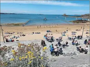  ??  ?? La plage de Bon-Secours, à Saint-Malo, en juillet 2016.