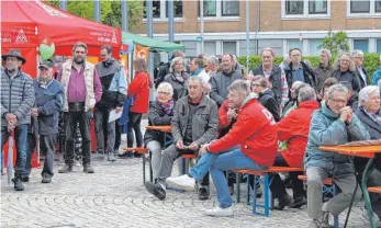  ?? FOTO: SIMON SCHNEIDER ?? Das Interesse an der Mai-Kundgebung des DGB auf dem Europaplat­z ist groß.