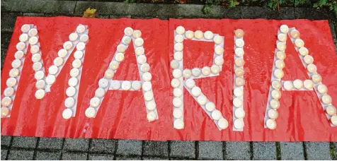  ?? Foto: Patrick Seeger, dpa ?? Trauer, Entsetzen, Fassungslo­sigkeit: Maria H. verschwand im Jahr 2013 mit einem 40 Jahre älteren Mann. Damals war sie 13. Vor der Polizeidir­ektion in Freiburg legten Menschen ihren Namen aus Kerzen.