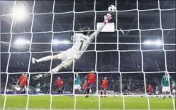  ??  ?? Alemania- España ( 1- 1)Un tiro lejanillo de Müller, desde unos 23 metros, se coló pese a que De Gea marcó la trayectori­a. Fue otro gol a distancia de reacción para el portero. De Gea, como Reina y Ter Stegen, criticaron tras ese partido la ‘ volatilida­d’ del balón del Mundial.