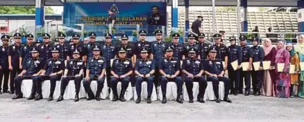  ?? [FOTO MOHAMAD SHAHRIL BADRI SAALI/BH] ?? Khalid bersama penerima sijil penghargaa­n ketika Majlis Perhimpuna­n Bulanan Peringkat Bukit Aman di Bukit Aman. Yang turut hadir, Timbalan Ketua Polis Negara, Tan Sri Noor Rashid Ibrahim.