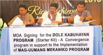  ??  ?? FARMER-MECHANIC. DA Regional Director Ricardo Oñate (center) and Dole Regional Director Raymund Agravante (right) lead the signing of the Memorandum of Agreement in support to the convergenc­e program under the Mag-uumang Mekaniko Program. Joining them...