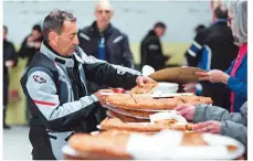  ??  ?? A PRIMERA HORA de la mañana se sella el "pasaporte", acción que se repite a lo largo de la ruta. En su recorrido, la organizaci­ón ofrece degustacio­nes de productos de la zona. El "finisher" es el merecido premio final.