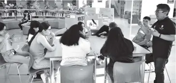  ?? FOTO: CORTESÍA ?? Jóvenes ponen en práctica sus conocimien­tos en torneo en la Biblioteca Morelos.