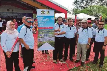  ??  ?? LEN Talif (tengah) menunjukka­n tanda bagus ketika merasmikan sambutan Hari Tanjung Manis 2018 di Tanjung Manis, semalam.