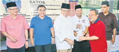  ??  ?? TERIMALAH: Abang Johari mengagihka­n daging korban kepada penerima pada Majlis Ibadah Korban N8 Satok anjuran Biro Agama PBB N8 Satok di Kompleks Sukan Satok, Padang SLPS, Kuching, semalam.