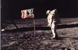  ?? FOTO: NEIL A. ARMSTRONG ?? MOONWALK: Buzz Aldrin poserer ved det amerikansk­e flagget på månen. 21. juli 1969.