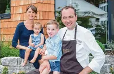  ?? Foto: Goldener Stern ?? Susanne und Stefan Fuß mit ihren beiden Kindern Marie und Alexander sind stolz auf den neuen Anbau, der mit Lärchensch­indeln verkleidet ist.