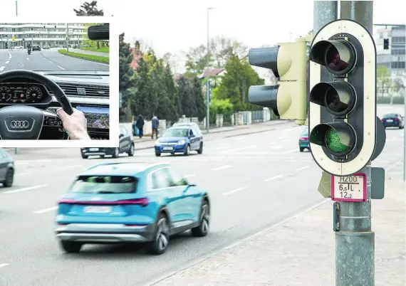  ??  ?? El sistema indica en el cuadro la velocidad, siempre legal, para pasar los semáforos en verde