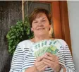  ?? Foto: F. Issing ?? Helga Sontheimer aus Warmisried hat 1000 Euro gewonnen und will mit dem überrasche­nden Geldsegen ihre Wohnung und den Balkon renovieren.