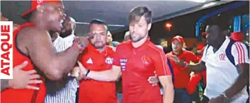  ??  ?? Torcedores uniformiza­dos passaram dos limites na reclamação contra jogadores do Flamengo, que embarcaram ontem no Tom Jobim para jogar no Ceará. Diego foi um dos mais visados.