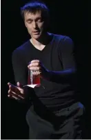  ?? FOTO: HENRIK SHüTT ?? Robert Jägerhorn med ett glas saft som stelnar, en variant på en klassiker. Publiken får öva sig på ett liknande trick i pausen.