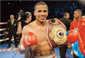  ??  ?? El campeón regional boricua exhibe, sonriente como siempre, su nuevo título Latino de la Organizaci­ón Mundial de Boxeo en las 135 libras.