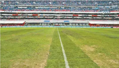  ?? IVÁN LÓPEZ ?? Así lucía la cancha del estadio Azteca antes del juego del sábado de Cruz Azul.