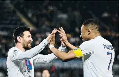  ?? ?? Leo Messi anotó ante el Estrasburg­o tras una asistencia de Mbappé