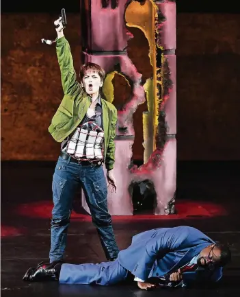  ?? FOTO: DPA ?? Sextus (Marianne Crebassa) hat Kaiser Titus (Russell Thomas) mit der Pistole angeschoss­en, an den Folgen des Attentats wird Titus sterben. Szene aus der Salzburger Mozart-Premiere.