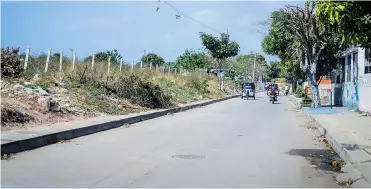  ?? FOTOS: ORLANDO AMADOR ?? Este es el lote al que le arrojan desde tronco de árboles hasta escombros, frente a la carrera 23, en El Concorde.