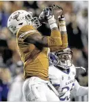  ?? RODOLFO GONZALEZ / AUSTIN AMERICAN-STATESMAN ?? UT’s John Burt is averaging two catches
a game, but they are usually big gains.