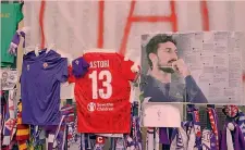  ??  ?? Le maglie di Davide Astori appese ieri al cancello del Franchi