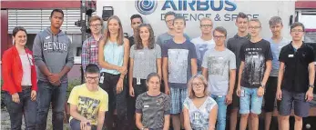  ?? FOTO: AIRBUS ?? Was Azubi und Studenten bei Airbus erwartet, erfahren Schüler bei ihrer „Wissen was geht“-Tour.