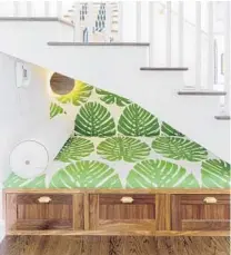  ?? AMY BARTLAM/AMY SKLAR DESIGN ?? The nook under these home stairs was designed by Amy Sklar Design. The fabric, by Raoul Textiles, is called Elephant Leaf.