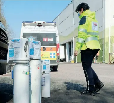  ?? (Foto Ansa/Filippo Venezia) ?? Gente in coda al supermerca­to e personale del 118 all’Ospedale civile di Brescia con un rifornimen­to di bombole di ossigeno