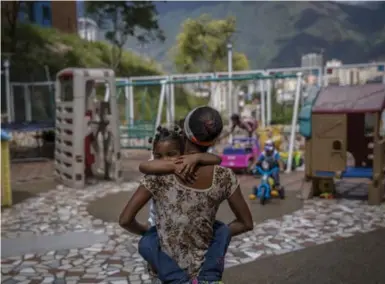  ?? ALEJANDRO CEGARRA PHOTOS FOR THE WASHINGTON POST ?? Dayana Silgado visits her daughter at Fundana, a nonprofit orphanage in Caracas, Venezuela.