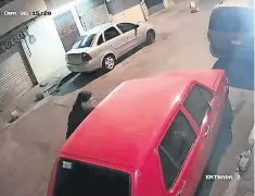  ??  ?? Un vecino compartió una imagen captada por las cámaras que instaló afuera de su casa, en la que se aprecia a un hombre que se robó los espejos de su auto.