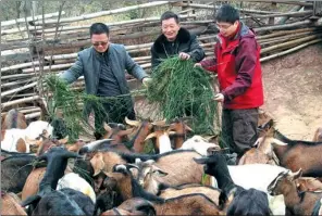  ?? PROVIDED TO CHINA DAILY ?? A resettleme­nt project official (right) from China Three Gorges Corporatio­n visits a local household, which benefited from the company’s seed fund in Yibin, Sichuan province.