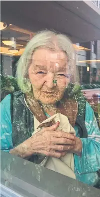  ?? MOIRA WELSH ?? Frances, a resident, is seen through a window at Peel Region’s Sheridan Villa nursing home.