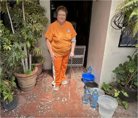  ?? JoHn dUrÁn ?? María Eugenia Calderón, vecina de Guadalupe, muestra los recipiente­s donde tiene agua almacenada. Asegura que ha debido gastar mucha plata en agua embotellad­a.