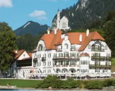  ?? Foto: Thomas Günter/Ameron/dpa ?? So sieht es aus, das neue Hotel am Fuß von Schloss Neuschwans­tein. Am Montag will es eröffnen – obwohl es Streit gibt um den Namen.
