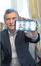  ??  ?? Macri. El Presidente mostró ayer la nueva licencia digital.