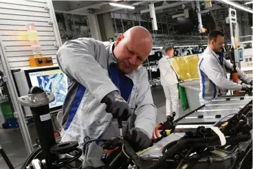  ?? FOTO: SEAN GALLUP / GETTY IMAGES ?? Wie hier im Zwickauer Volkswagen-werk werden immer mehr Akkus für den Bau von Elektroaut­os benötigt.