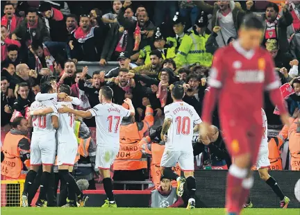  ?? PAUL ELLIS / AFP ?? Alegría. Los jugadores del Sevilla celebran el gol de la igualdad que marcó el argentino Joaquín Correa. Muriel (20) tuvo una oportunida­d de oro para ganarlo, pero disparó fuera.