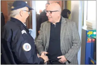  ?? (Photos Grégory Leclerc) ?? Jacques Cassandri saluant chaleureus­ement un policier à l’entrée du tribunal correction­nel de Marseille, hier matin.